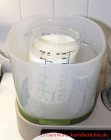 FeeKaa Babyflaschen Sterilisator - Gefäß mit Milch im Sterilisator